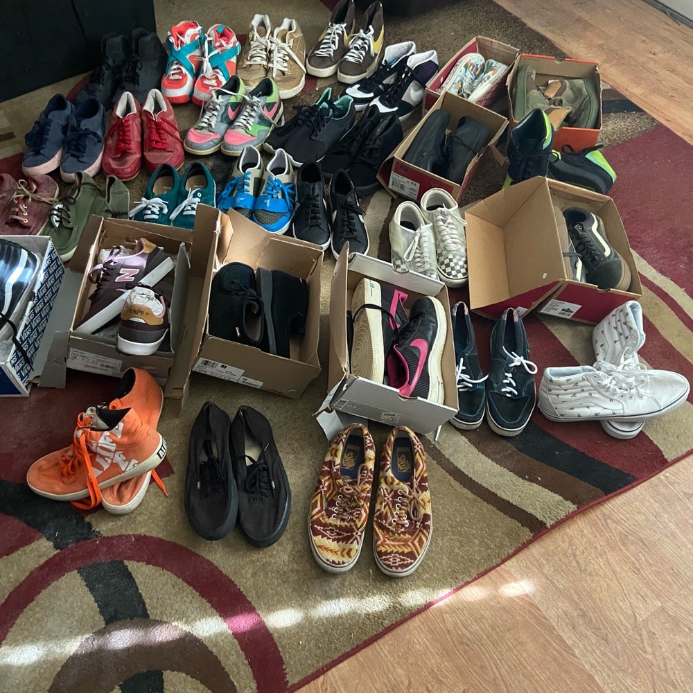 Shoes ex 10 amd 10.5 clothes as large and xl pants and shorts as 34 amd 36
